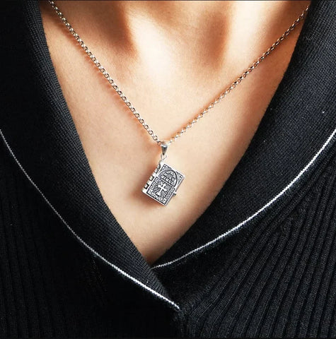 Collar con Mini Biblia  🙏 Lleva a Dios Siempre Contigo